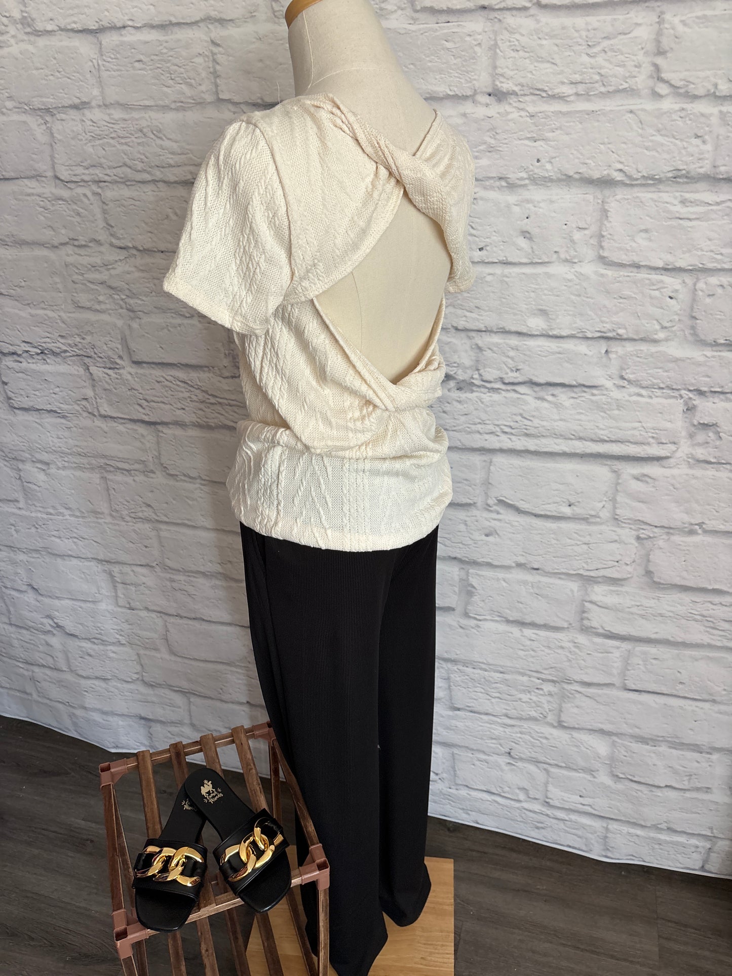 CABLE KNIT TOP WITH BACK DOUBLE TWIST DETAIL