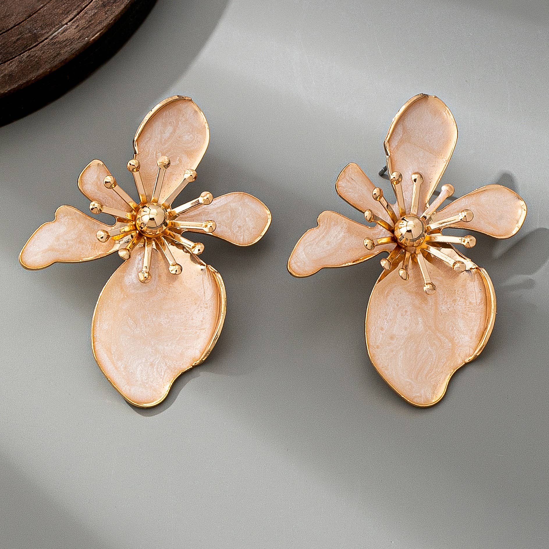 BOLD STATEMENT EPOXY FLOWER GOLD STUD