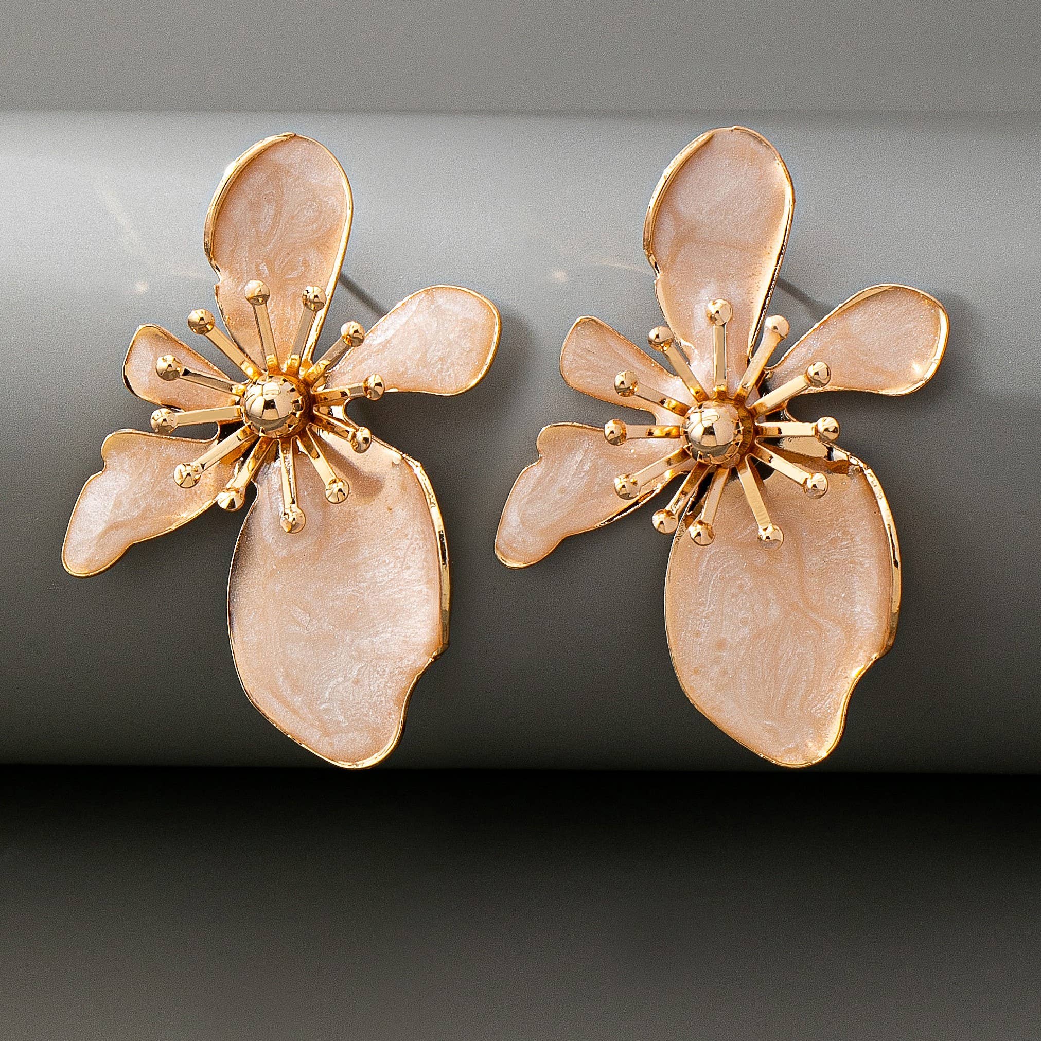 BOLD STATEMENT EPOXY FLOWER GOLD STUD