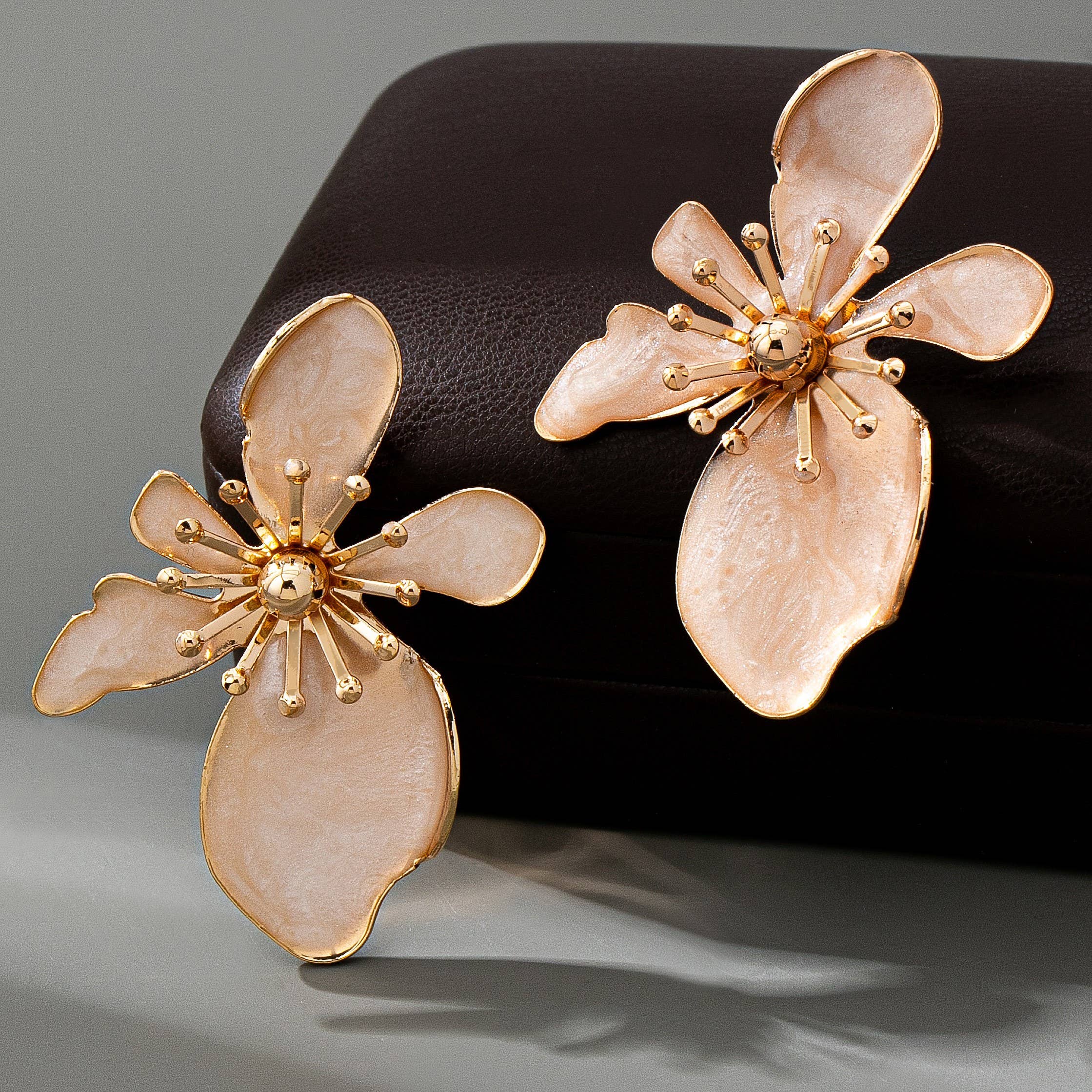 BOLD STATEMENT EPOXY FLOWER GOLD STUD