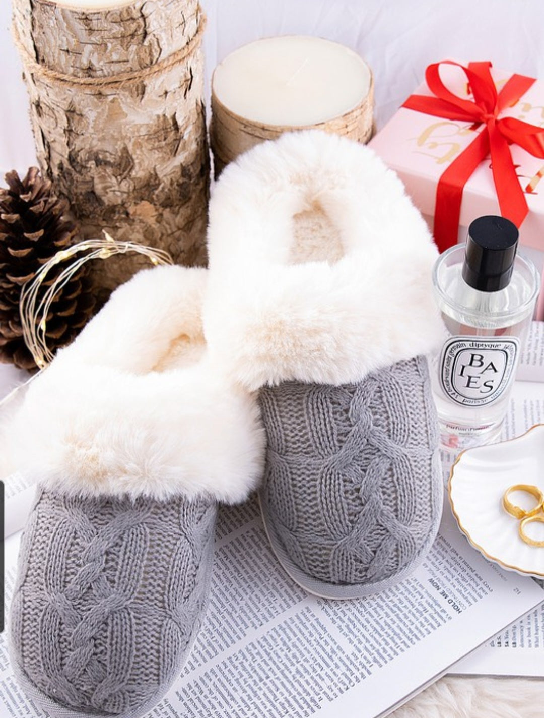 Knitted slippers with faux fur