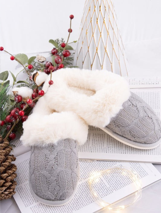 Knitted slippers with faux fur