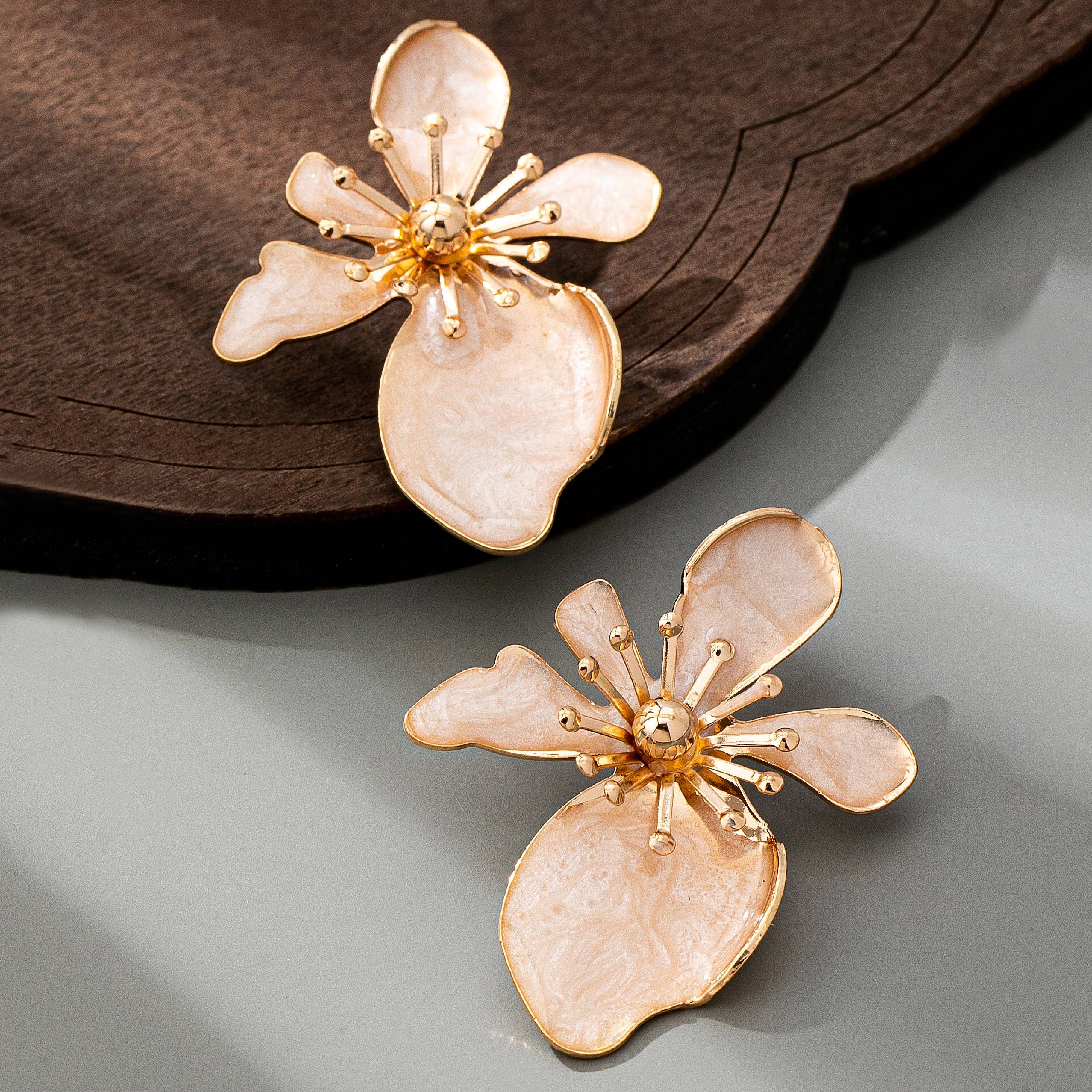 BOLD STATEMENT EPOXY FLOWER GOLD STUD
