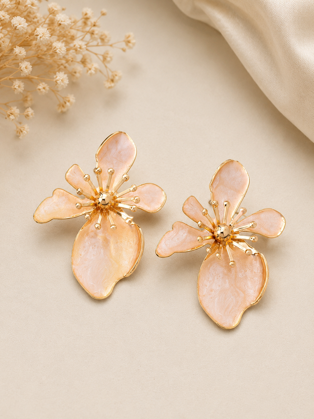 BOLD STATEMENT EPOXY FLOWER GOLD STUD